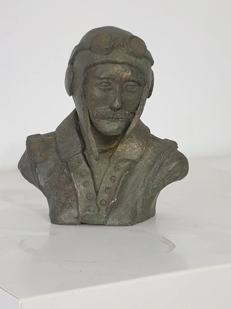 Sculpture buste aviateur WWII de face