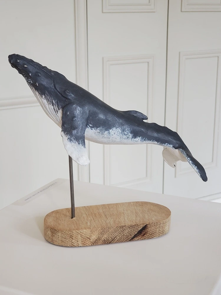 Sculpture en argile patinée d'une baleine à bosses