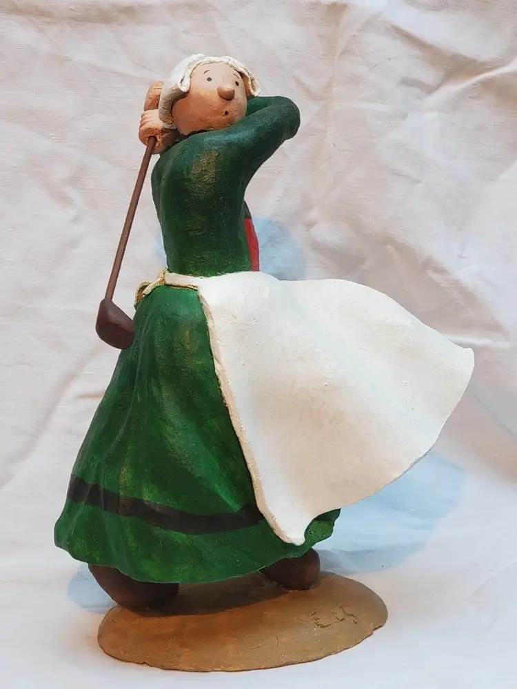 Sculpture argile patinée de Becassine au golf, de profil droit