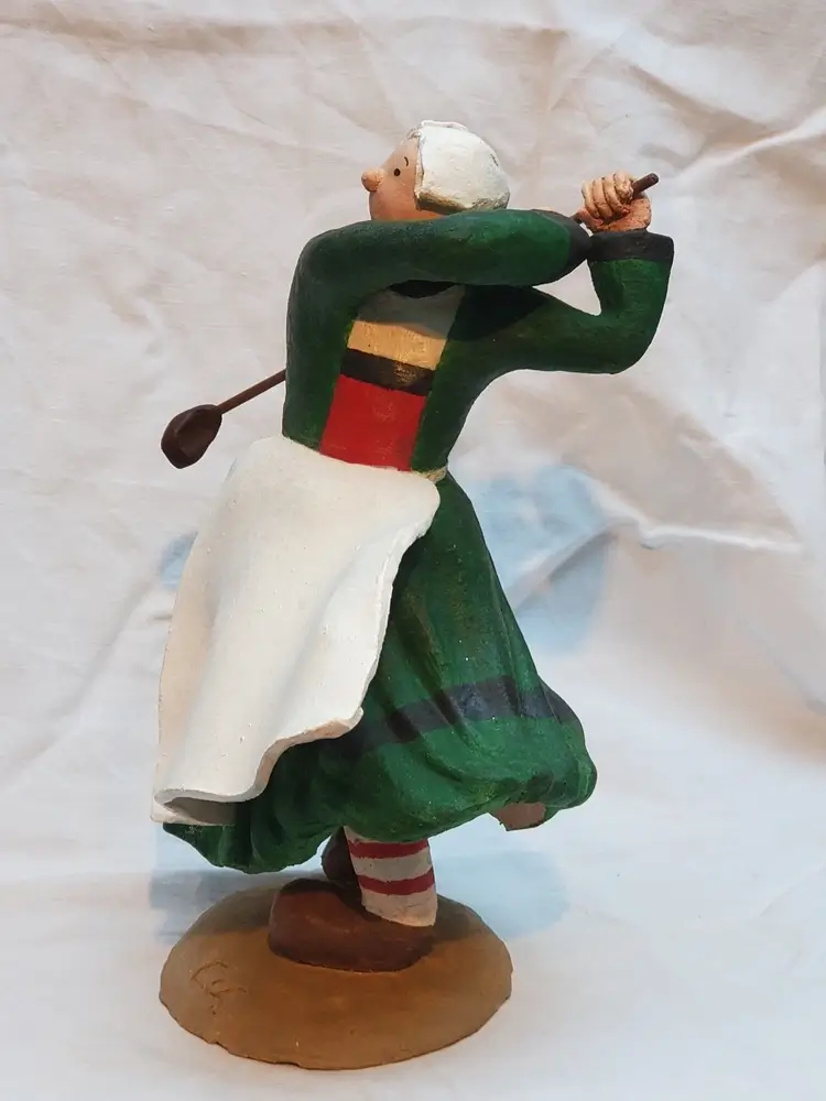 Sculpture argile patinée de Becassine au golf, de profil gauche