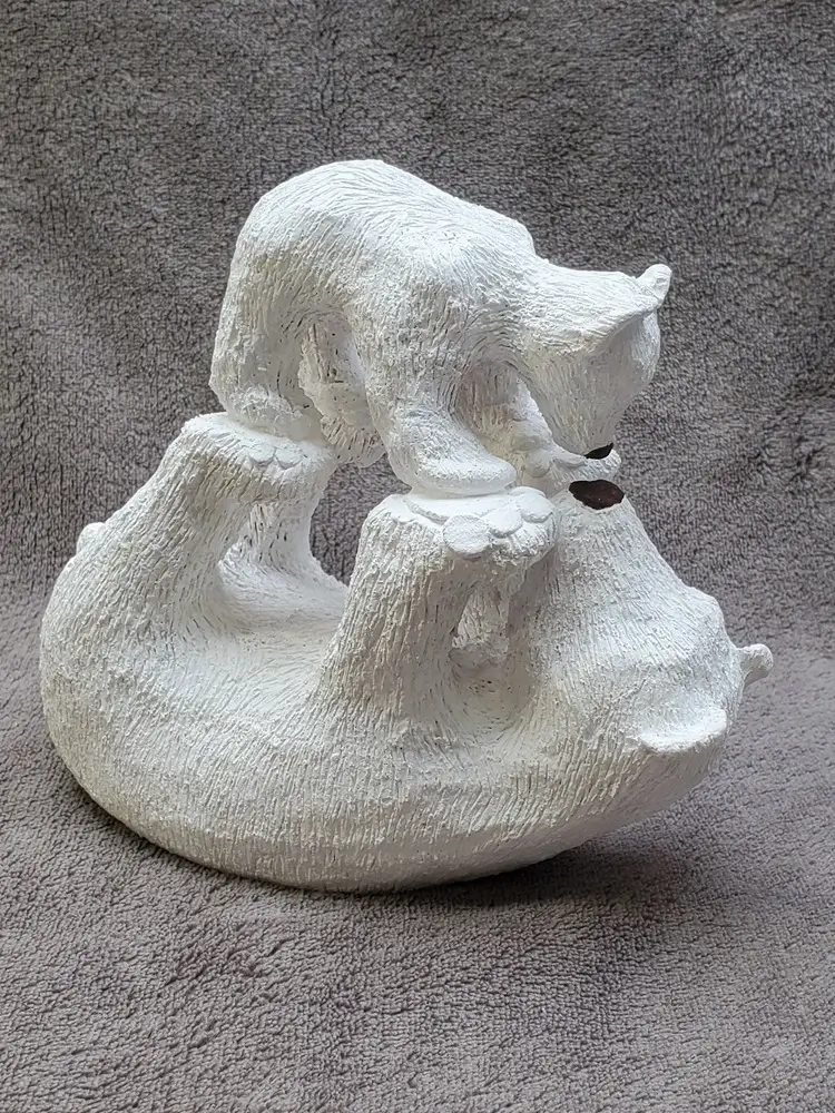 Sculpture argile patinée d'un bébé ours sur maman ourse vue de profil