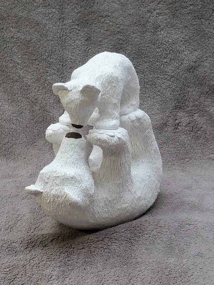 Sculpture argile d'un bébé ours sur maman ourse vue de trois quart avant