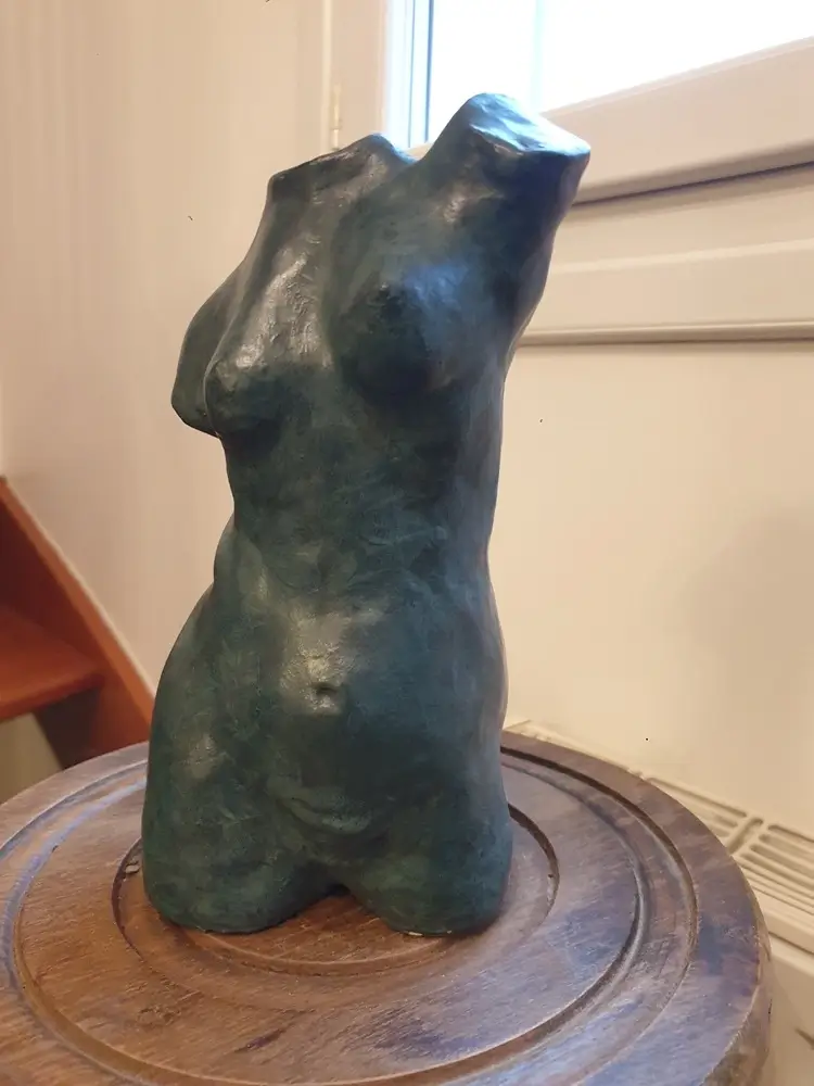 Buste de femme en argile cuite patinée, de face