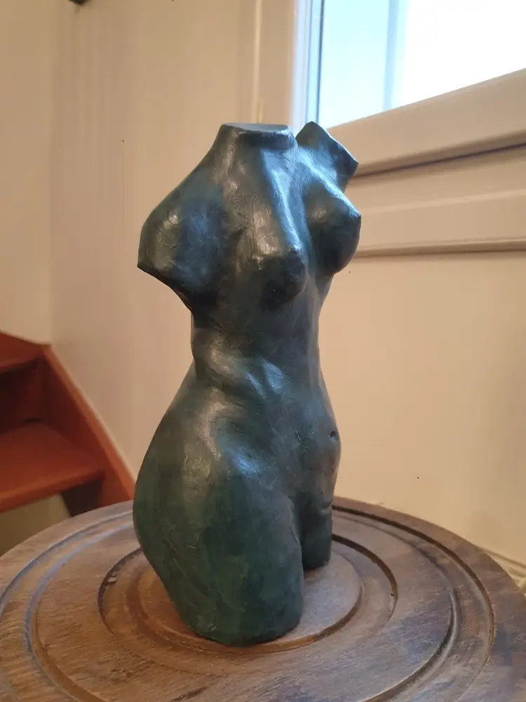 Buste de femme en argile cuite patinée, de profil