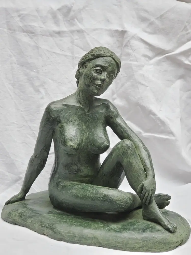 Sculpture argile patinée femme nue assise
