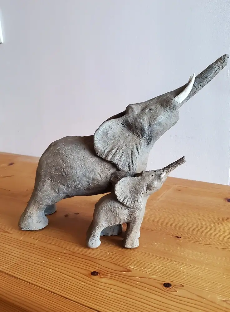 Sculpture argile deux éléphants la leçon de trompette