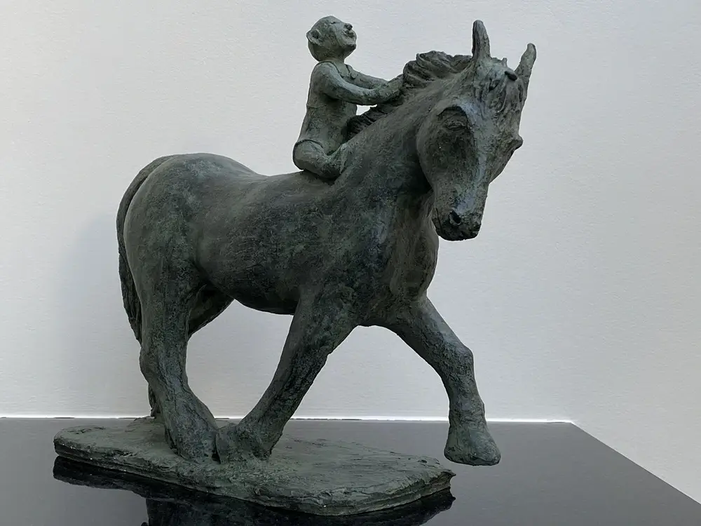 Sculpture le shire et l'enfant, vue de trois quart