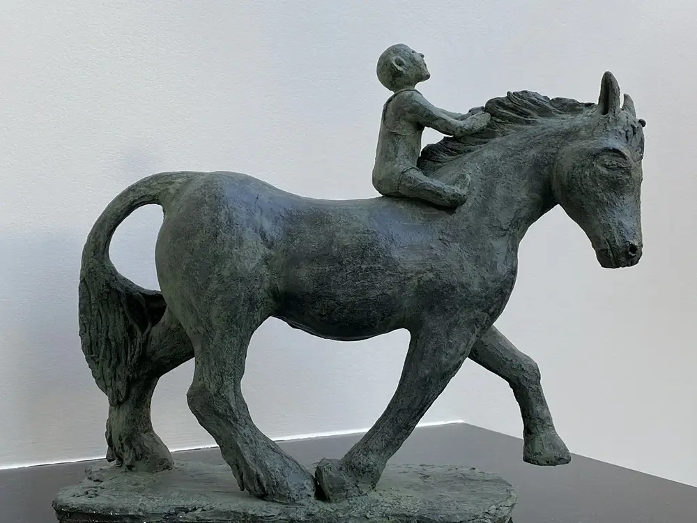Sculpture le shire et l'enfant, vue de profil