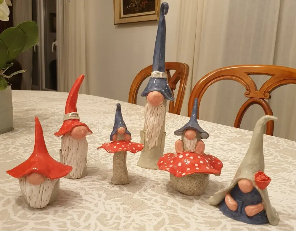Sculptures emmaillées de lutins de Noel