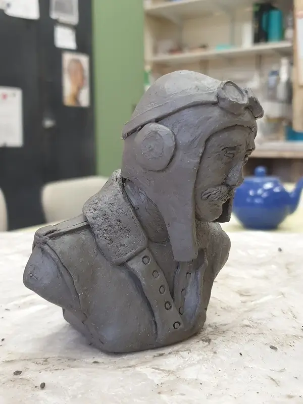 Sculpture argile d'un aviateur WWII profil droit