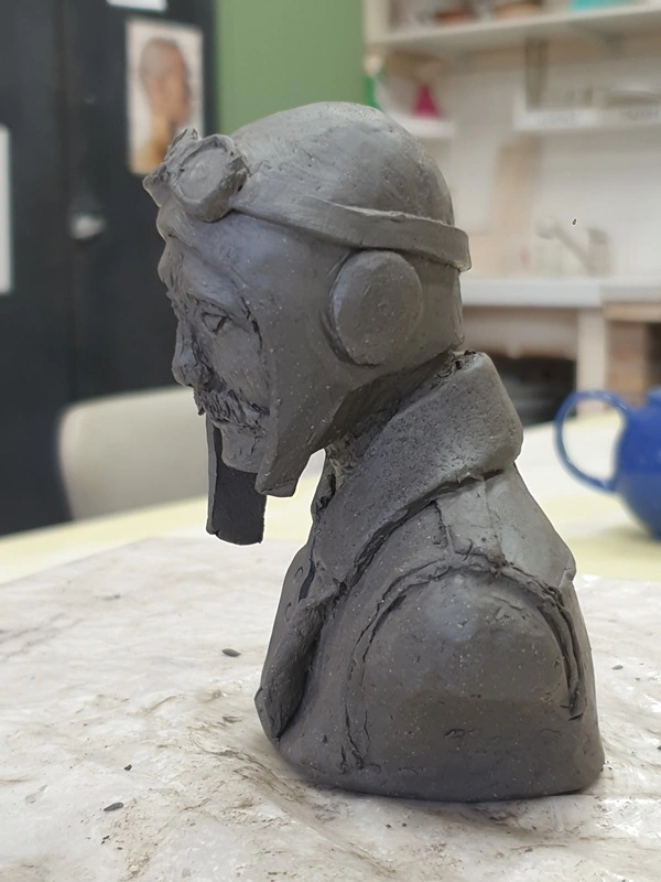 Sculpture argile d'un aviateur WWII patiné profil gauche
