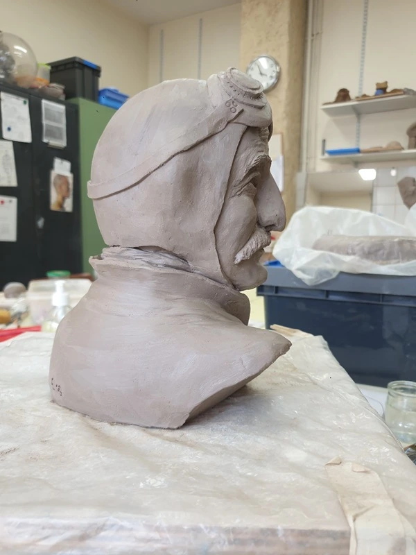 En cours final du buste de Bleriot en argile, profil gauche