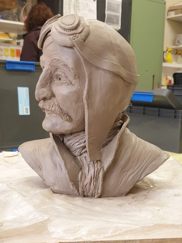 En cours final du buste de Bleriot en argile, profil gauche