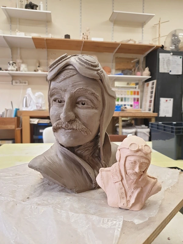 Sculptures bustes de Bleriot et aviateur WWII