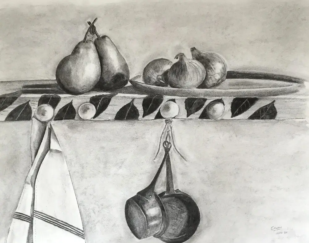 Dessin au fusain d'une nature morte poire oignons torchon et casseroles