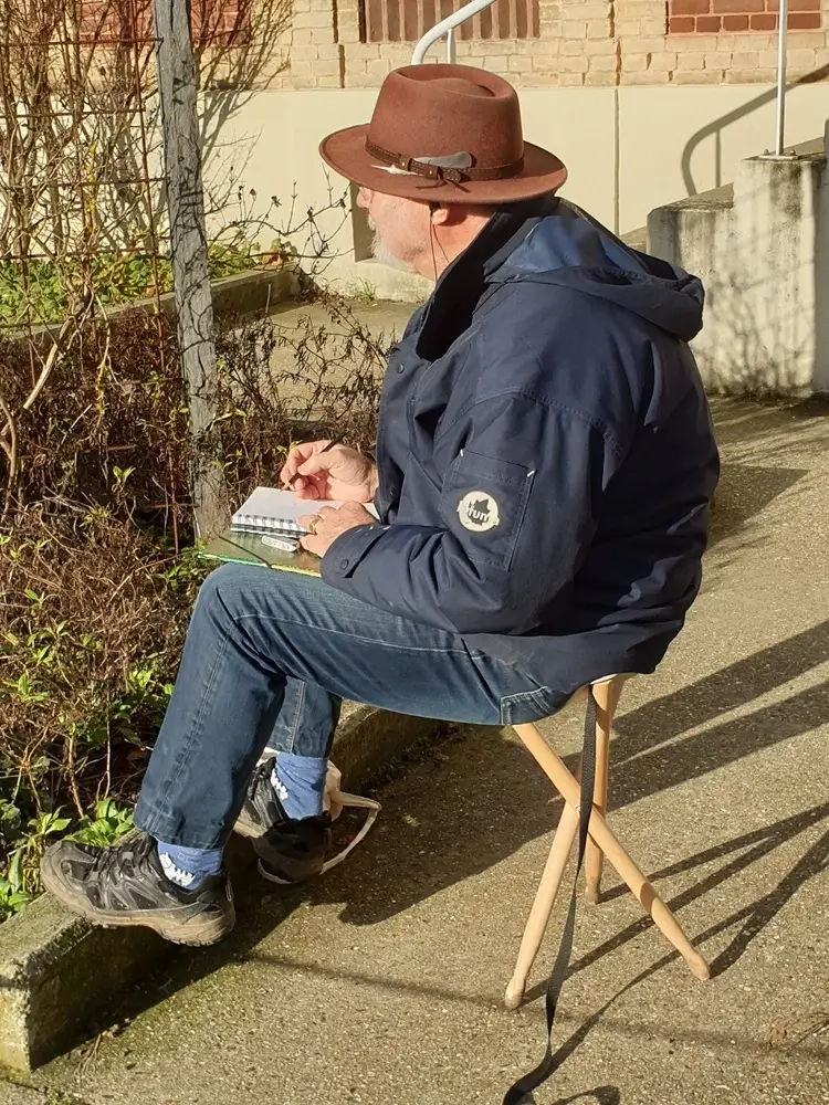 Erwan Le Dantec, artiste peintre et sculpteur à Buc, en train de dessiner sur le motif