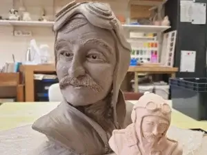 Sculptures en argile de 2 têtes d'aviateur de la seconde guerre mondiale