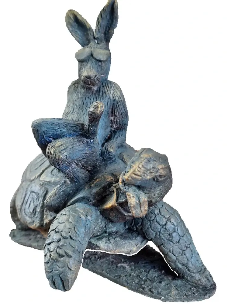Sculpture lièvre et tortue détourée