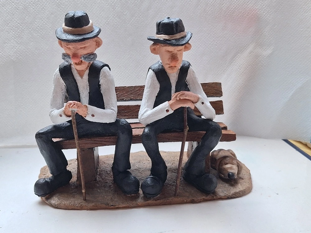 Sculpture argile de papis corses sur un banc, vue de face