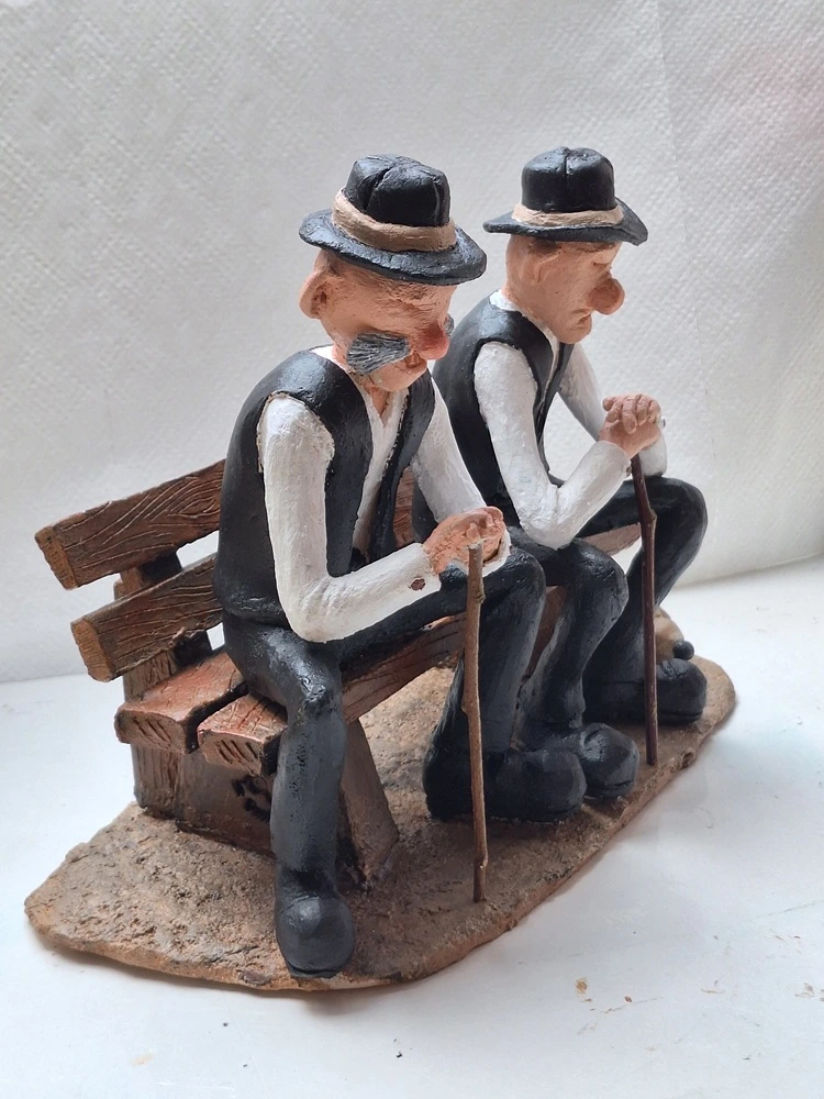 Sculpture argile de papis corses sur un banc, profil droit