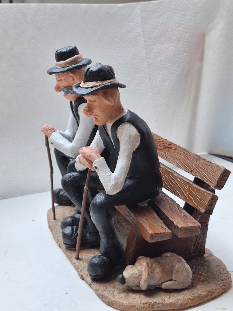 Sculpture argile de papis corses sur un banc, profil gauche